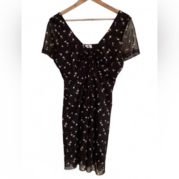 ✨ Hollister Black Floral Ruched Mini Dress Sheer Sleeves Smocked Back Size L - Picture 3 of 8